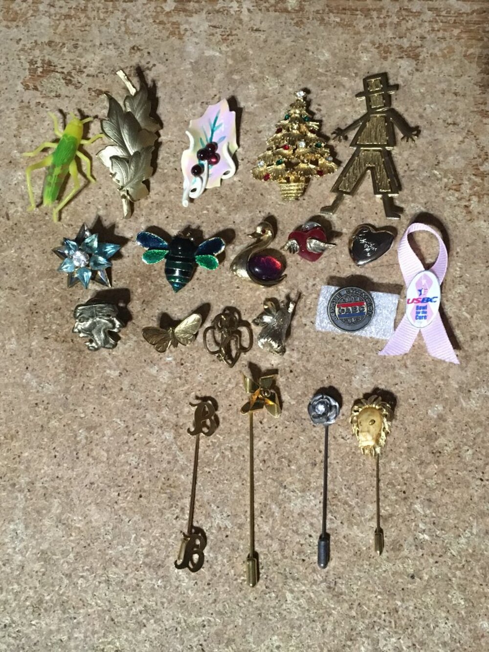 LOT OF 20 BROOCHES PINS CHRISTMAS TREE MISTLETOE ALAN J STICK MAN LION STICK PIN